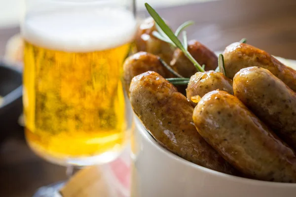 Saucisses traditionnelles allemandes avec salade de chou, moutarde et bière — Photo