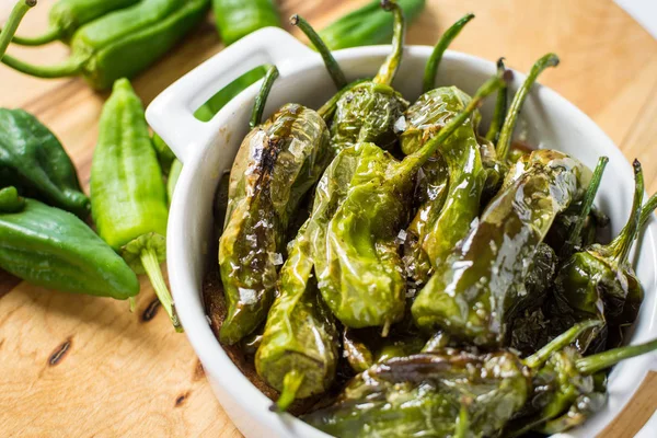 Kızarmış Yeşil Padron biber beyaz kase. Gizemli de Padron.