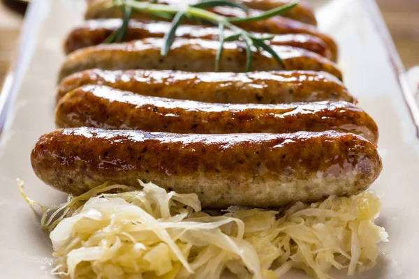 Grillowane kiełbaski z sałatką z kapusty, musztarda i piwo. Bratwurst — Zdjęcie stockowe