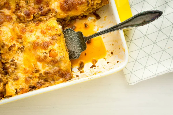 Zelfgemaakte Vlees Lasagne Witte Houten Tafel Bovenaanzicht — Stockfoto