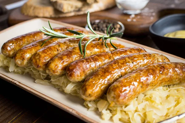 Grillowane kiełbaski z sałatką z kapusty, musztarda i piwo. Bratwurst — Zdjęcie stockowe