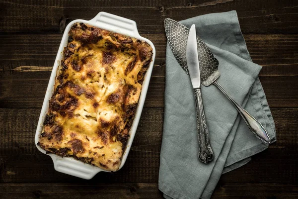 Lasagne Met Gehakt Bolognese Saus Mozzarella Kaas Donkere Houten Achtergrond — Stockfoto