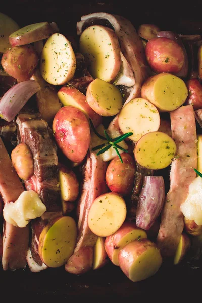 Costolette di agnello fresco con verdure nel piatto rustico di argilla Prepar — Foto Stock