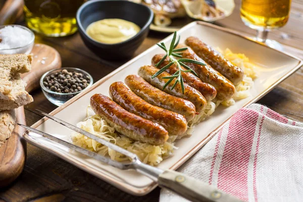 Grillowane kiełbaski z sałatką z kapusty, musztarda i piwo. Bratwurst — Zdjęcie stockowe