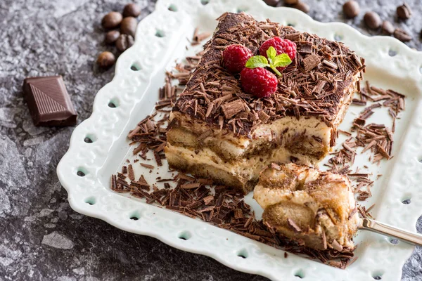 Bolo Tiramisu com Chocolate ralado, Framboesa e Menta. Perfeito. — Fotografia de Stock