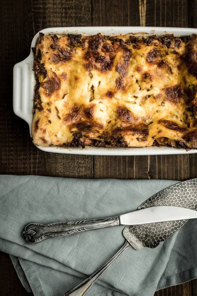 Lasagne Met Gehakt Bolognese Saus Mozzarella Kaas Donkere Houten Achtergrond — Stockfoto