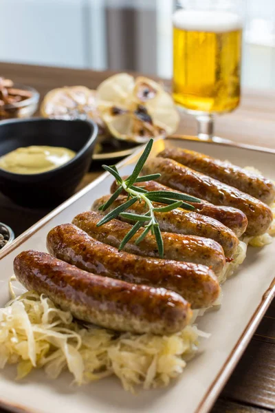 Grillowane kiełbaski z sałatką z kapusty, musztarda i piwo. Bratwurst — Zdjęcie stockowe