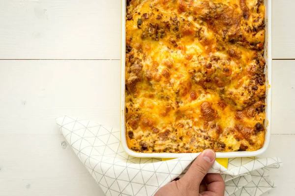 Serve Lasagne di Carne fatte in casa sulla tavola di legno bianco — Foto Stock