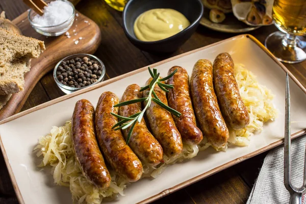 Grillwürste mit Kohlsalat, Senf und Bier. Bratwurst — Stockfoto