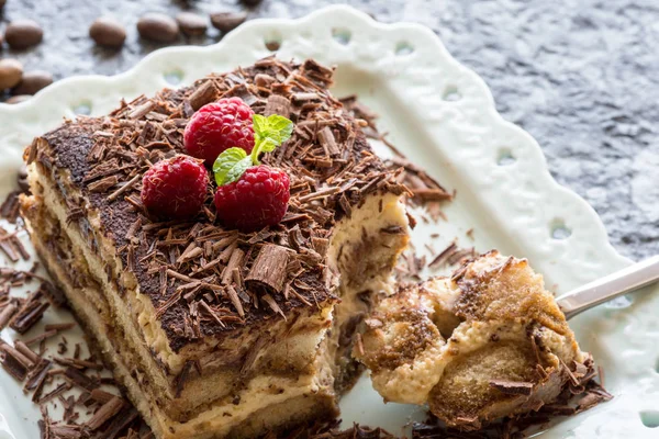 Bolo Tiramisu com Chocolate ralado, Framboesa e Menta. Perfeito. — Fotografia de Stock