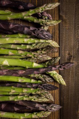 Taze kuşkonmaz çeşitleri karanlık ahşap arka plan kopya ile Sp