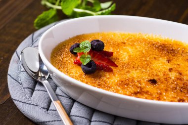 Tatlı Creme Brulee çilek, yaban mersini ve taze nane L