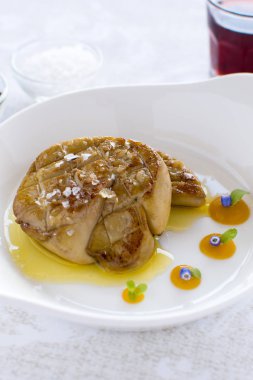 Elma sosu ile kaz ciğeri. Kızarmış kaz ciğeri.