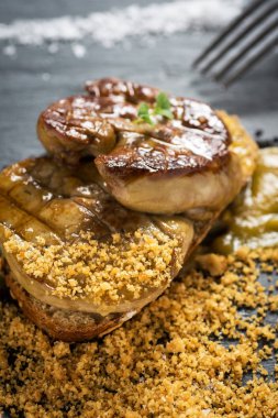 Kızarmış kaz ciğeri. Mango püresi ile kaz ciğeri.