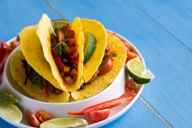 Kıyma ve rustik mavi Bac sebze ile Meksika Tacos