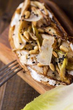 Ekmek kızartma organik hindiba, çam fıstığı ve siyah Sesa dilimle