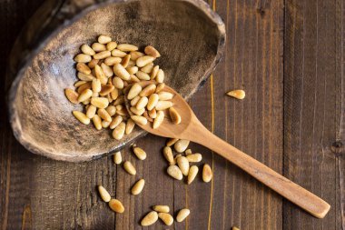 Tost çam fıstığı. Organik Vejetaryen yiyecekler.