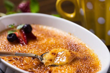 Tatlı Creme Brulee çilek, yaban mersini ve taze nane L