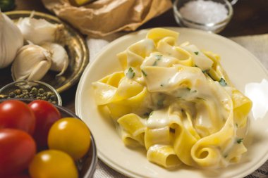 Alfredo Pasta plaka ile krem peynir ve fesleğen sos