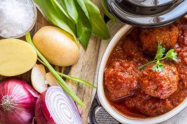 Tatlı ve ekşi Domates soslu köfte