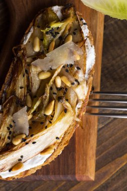 Ekmek kızartma organik hindiba, çam fıstığı ve siyah Sesa dilimle