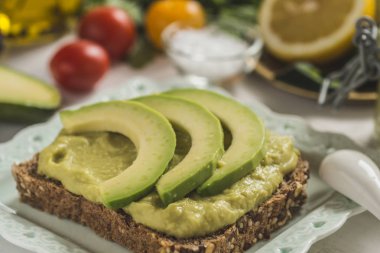 Taze avokado yayılmış Guacamole beyaz Bac üzerinde sağlıklı kahvaltı olarak