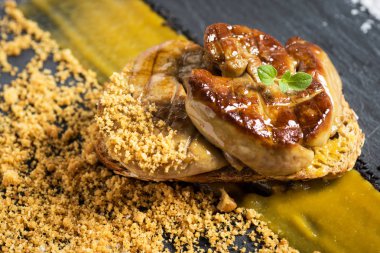 Kızarmış kaz ciğeri. Mango püresi ile kaz ciğeri.