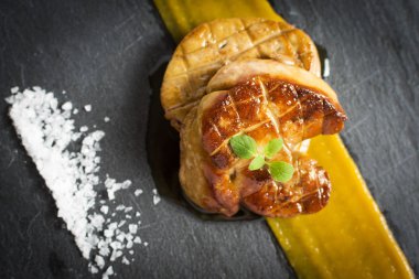 Kızarmış kaz ciğeri. Mango püresi ile kaz ciğeri.