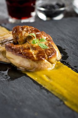 Kızarmış kaz ciğeri. Mango püresi ile kaz ciğeri.