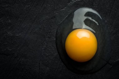 Kara Taş Arkaplanda Kırık Çiğ Yumurta Yumurtası