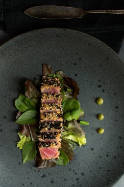 Izgara Taze orkinos biftek salatası ve Wasabi sosu ile