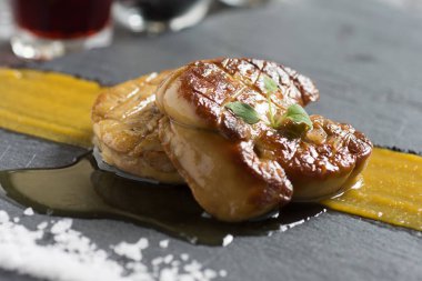 Kızarmış kaz ciğeri. Mango püresi ile kaz ciğeri.