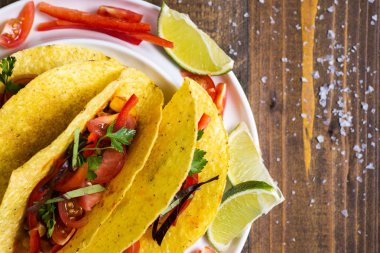 Kıyma ve sebze ile renkli Meksika Tacos