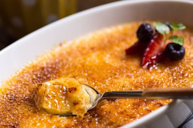 Tatlı Creme Brulee çilek, yaban mersini ve taze nane L