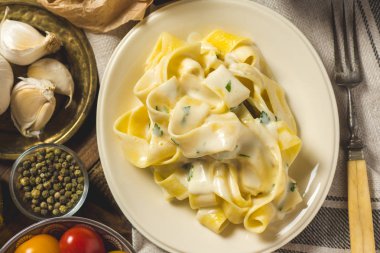 Alfredo Pasta plaka ile krem peynir ve fesleğen sos