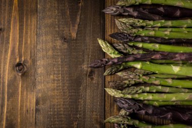 Taze kuşkonmaz çeşitleri karanlık ahşap arka plan kopya ile Sp