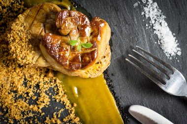 Kızarmış kaz ciğeri. Mango püresi ile kaz ciğeri.