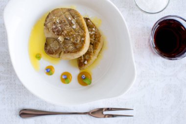 Elma sosu ile kaz ciğeri. Kızarmış kaz ciğeri.