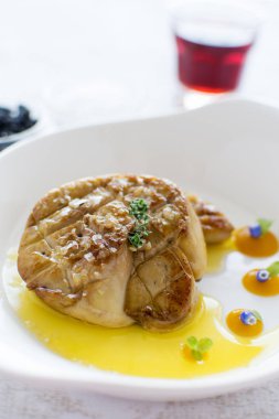 Elma sosu ile kaz ciğeri. Kızarmış kaz ciğeri.