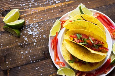 Kıyma ve sebze ile renkli Meksika Tacos