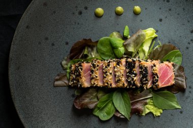 Izgara Taze orkinos biftek salatası ve Wasabi sosu ile