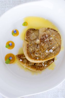 Elma sosu ile kaz ciğeri. Kızarmış kaz ciğeri.