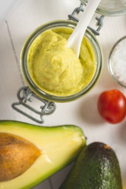 Kavanoz içinde ev yapımı yeşil avokado yayıldı. Vegan ham ve sağlıklı nitelikleri