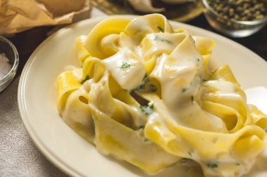Alfredo Pasta plaka ile krem peynir ve fesleğen sos