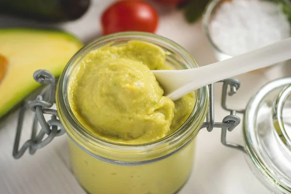 Homemade Green Avocado Spread in Jar. Vegan Raw and Healthy Fres — Stock Photo, Image