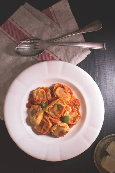 Homemade Tortellini with Tomato Sauce and Mozzarella Cheese on W — Stock Photo, Image