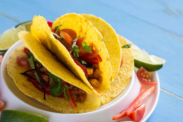 Мексиканські тако з яловичого фаршу і овочі на сільському синій Bac — стокове фото