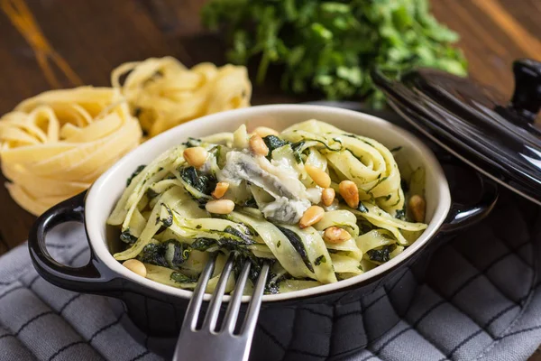 Tagliatelle con espinacas, piñones y queso Gorgonzola — Foto de Stock