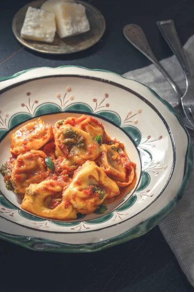 Italian Tortellini with Homemade Tomato Sauce and Mozzarella Che — Stock Photo, Image