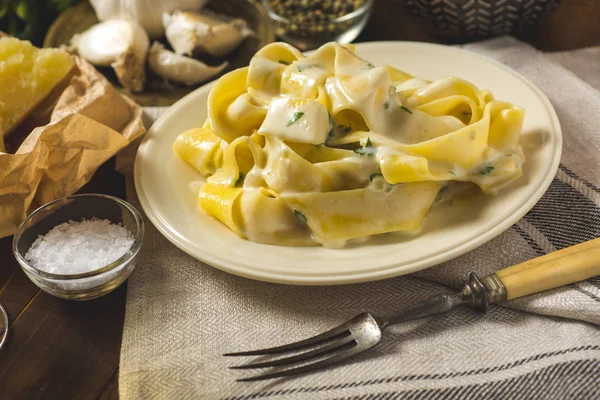 Alfredo Pasta Plate with Creamy Cheese and Basil Sauce — Stock Photo, Image